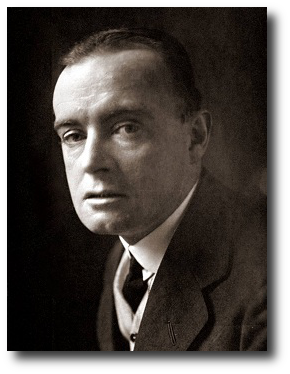 Hector Hugh Munro, a.k.a. Saki, in 1913. Artwork : This photo is in the public domain.